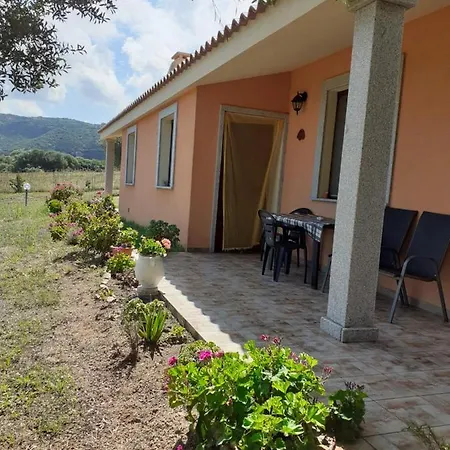 Дом отдыха Gli Olivastri -appartamento Bel Con Piscina ,solarium E Vista Mare,climatizzatore ,wifi *